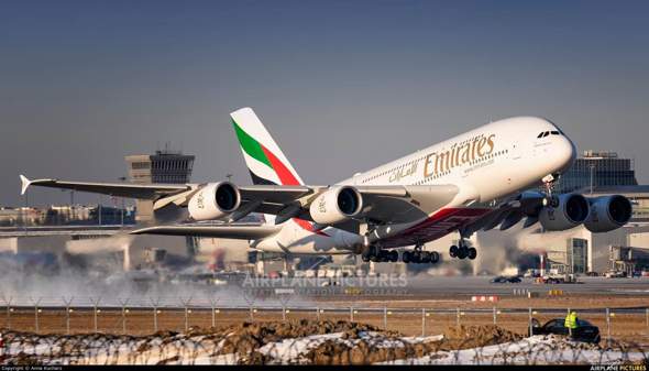 - (Flugzeug, Airbus)