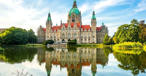 - (Kirche, Stadt, Architektur)