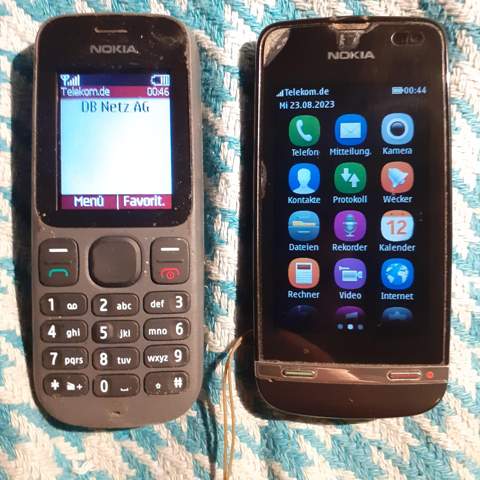 - (Apple, iPhone, Samsung)