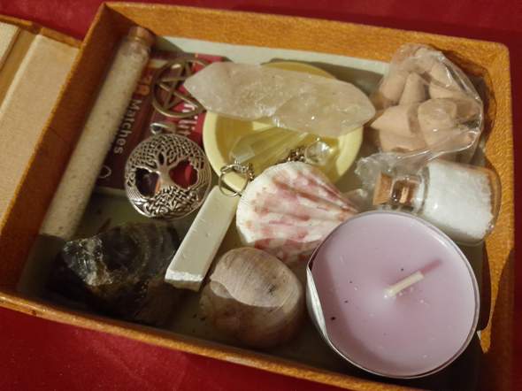 - (Glaube, Spiritualität, Magie)