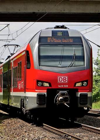 - (Bahn, Ticket, Zug)
