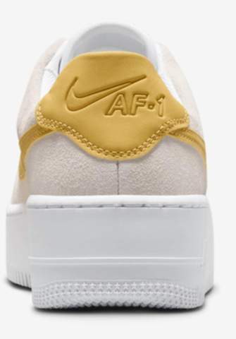 - (Schuhe, Nike, Sneaker)