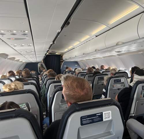- (Flugzeug, Flughafen, Flug)