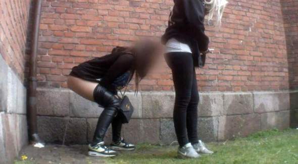 - (Mädchen, Draußen pinkeln)