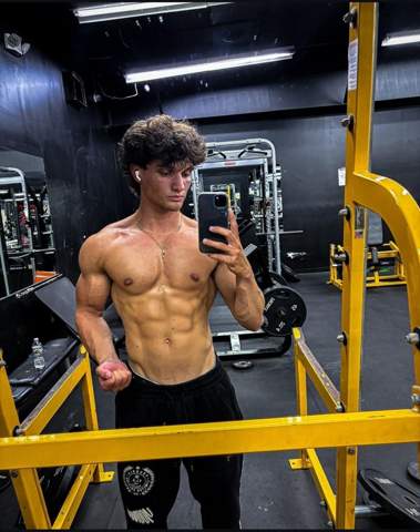 - (Sport, Körper, Fitnessstudio)