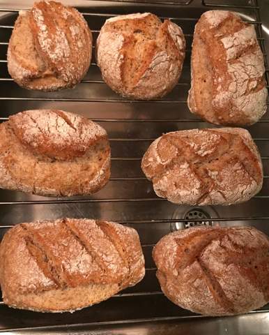 - (Essen, Lebensmittel, Brot)
