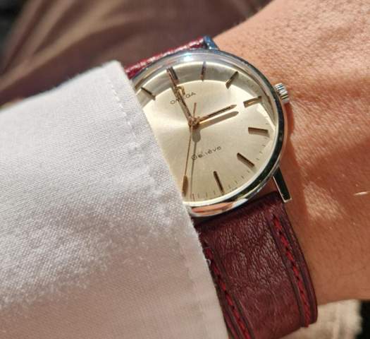 - (Uhr, Wert, Gold)