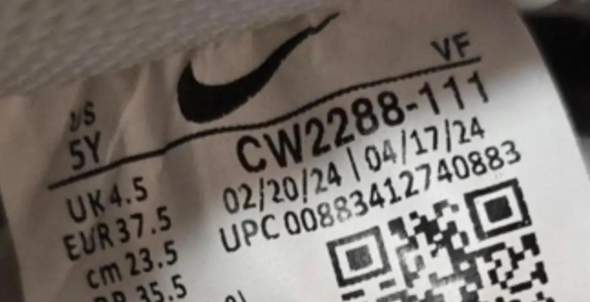 - (Nike, Marke, Sneaker)