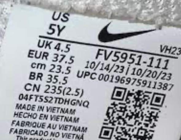 - (Nike, Marke, Sneaker)