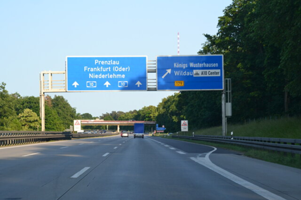 - (Auto, Straßenverkehr, Autobahn)