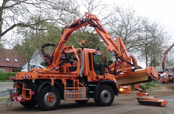 - (Mercedes Benz, Unimog)