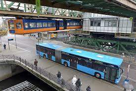 - (Bus, ÖPNV)