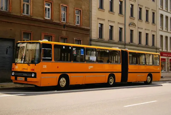 - (Bus, ÖPNV)