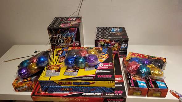 - (Feuerwerk, Neujahr, Feuerwerkskörper)