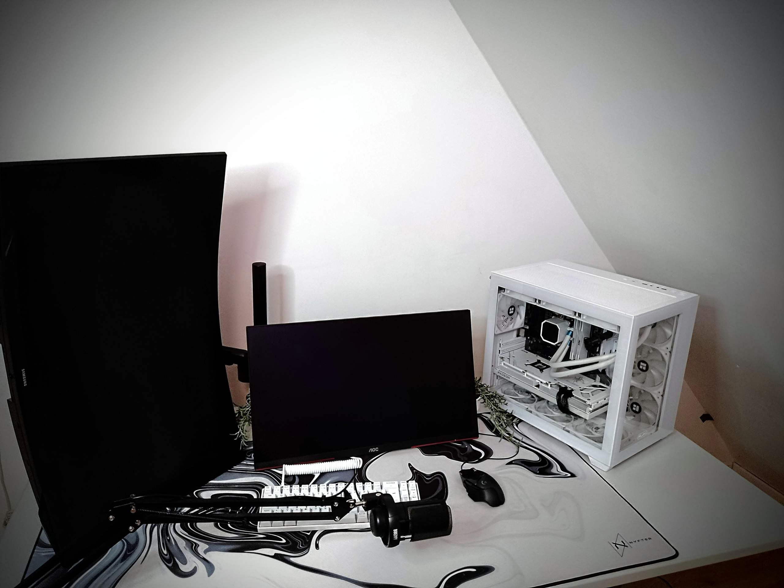 Was findet ihr besser: Weiß / Schwarz? Und wiehabt ihr euer setup ...