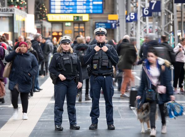 - (Polizei, Polizeiausbildung)