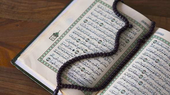 - (Islam, Christentum, Gott)