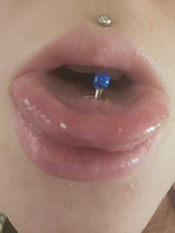 - (Schmerzen, Piercing, Zunge)
