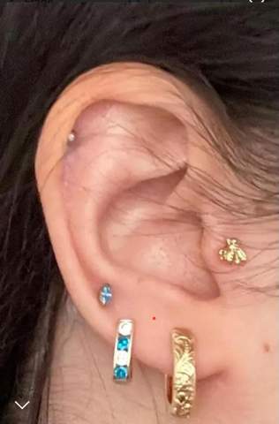 - (Frauen, Aussehen, Piercing)