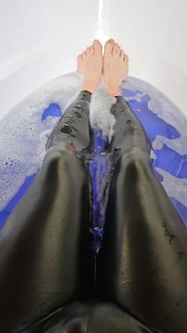 - (nasseklamotten, schwimmen mit Klamotten )