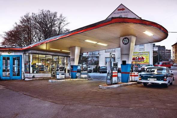- (Treffen, Tankstelle)