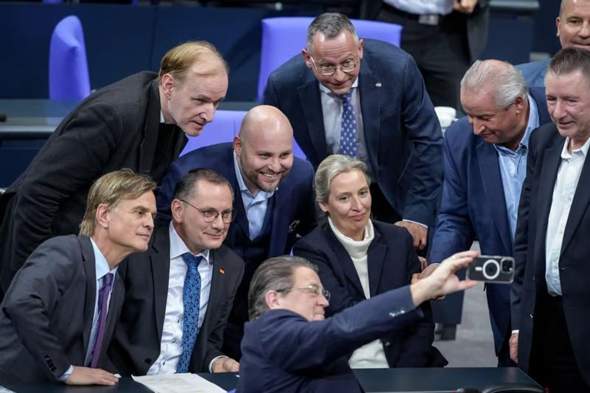 - (Recht, Geschichte, Gesetz)