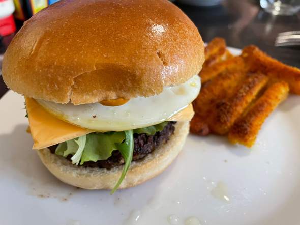 - (Fast Food, Burger, Spiegelei)