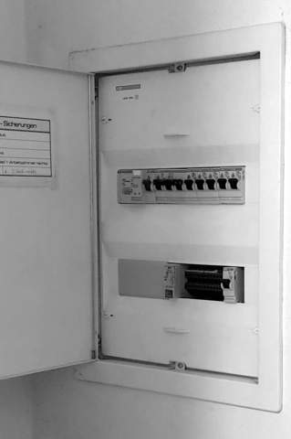 - (Rechnung, Stromanbieter, Stromversorgung)