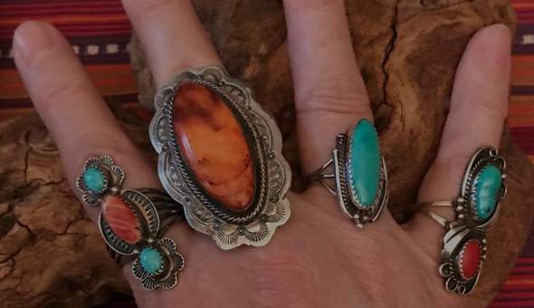 - (Frauen, Männer, Schmuck)