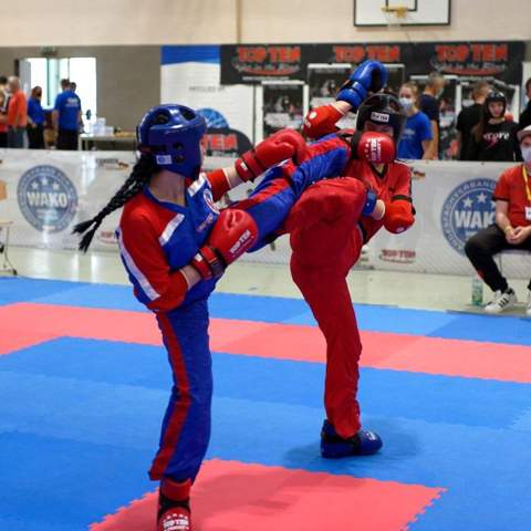 - (Boxen, Kampfkunst, Kickboxen)