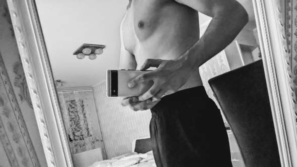 - (Körper, Fitnessstudio, Krafttraining)
