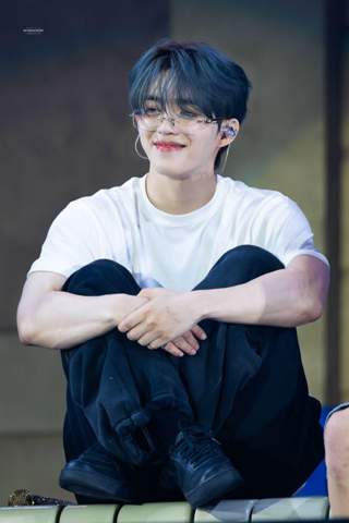 - (K-Pop, Sänger, BIAS)