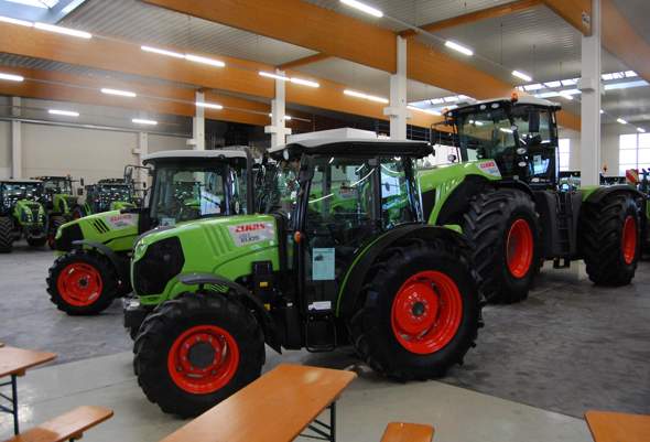 - (Landwirtschaft, Traktor)