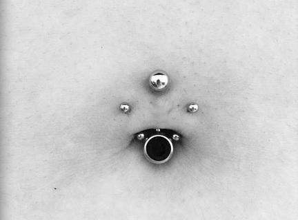 - (Frauen, Piercing, Bauchnabelpiercing)