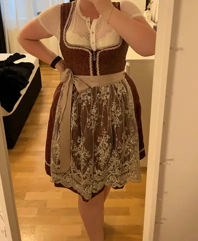 - (Mädchen, Frauen, Kleidung)