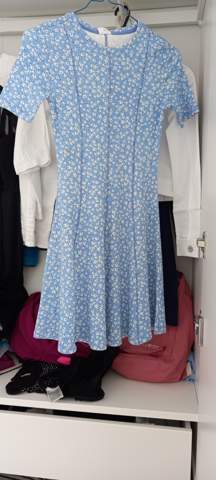 - (Mädchen, Frauen, Kleidung)