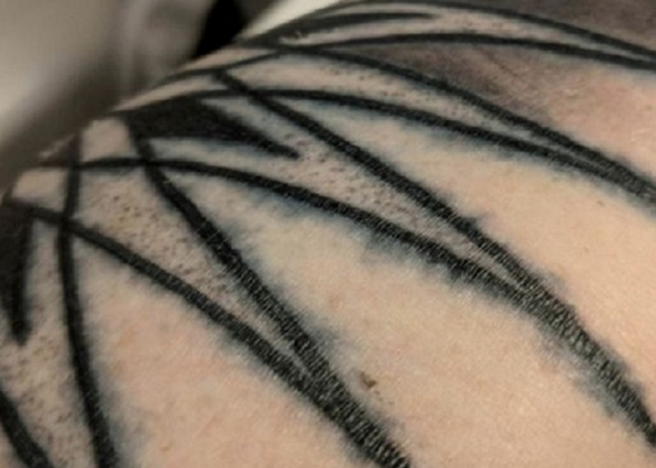 - (Körper, Tattoo, tätowieren)