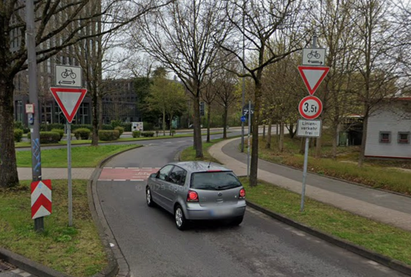 - (Auto, Verkehr, Straßenverkehr)