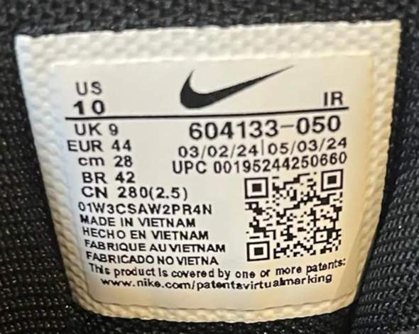 - (Nike, Sneaker, Fake)