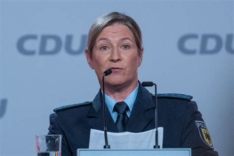 - (Politik, Gesellschaft, Polizei)