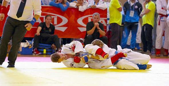 - (Krafttraining, Boxen, Selbstverteidigung)