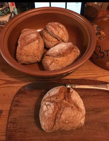 - (Frühstück, Brot)