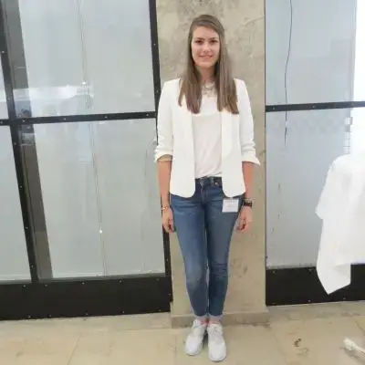 - (Schule, Kleidung, Mode)