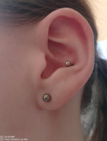 - (Schmerzen, Piercing, Ohr)