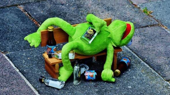 - (Frosch, Alf, Kermit)