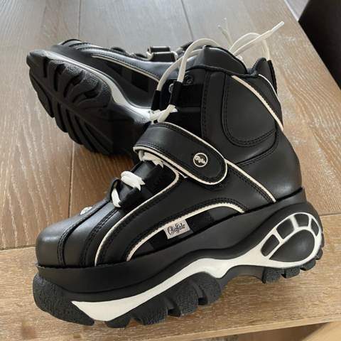 - (Sommer, Sneaker)