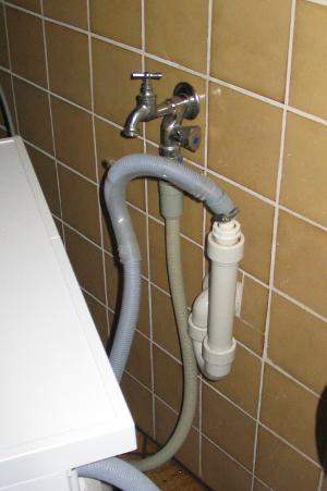 - (Waschmaschine, Haushaltsgeräte, Anschluss)