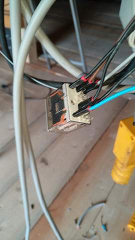 - (Elektrik, Elektrizität, Schaltung)