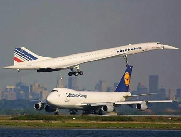 - (Flugzeug, Flughafen, Flug)