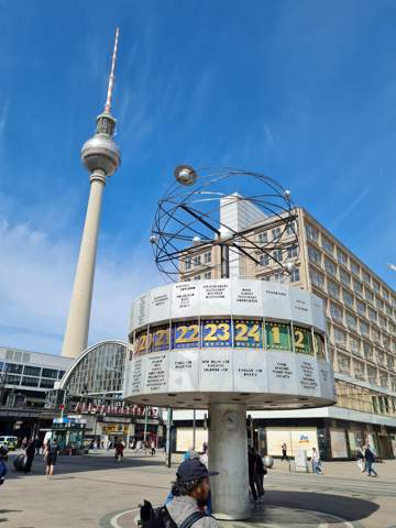 - (Berlin, LOL)